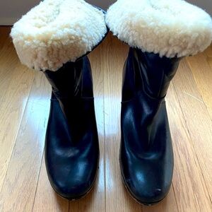 Ugg Lynnea Black leather clog
Shearling ankle pull on boots woman's